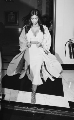 kardashian-vogue:  Kim Kardashian West in London   Hiiii perfection