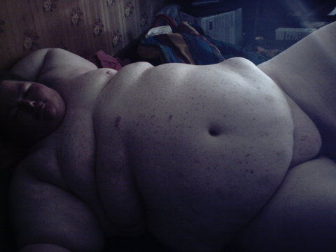 blubberchubx:  Is there a feeder that want fatties like the piggy in the bottom photo? Because I want to be made into such a pathetic helpless blob.  I have someone in mind for that last picture…