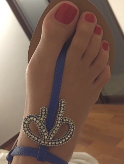 sandalsandspankings:  Very beautiful feet, toes and sandals.