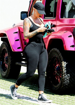 soph-okonedo:  Amber Rose out in Los Angeles, Calif.  