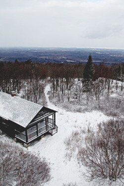 valeriemanne:  Cabin on top of the mountain. Instagram | Valerie