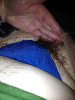 hairywomenrock:  Very FURRY!!! :)  beautiful, look at that treasure