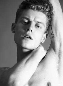  Janis Ancens in “23 boys” by Saverio Cardia 