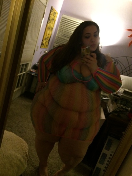 playhard170:  bigcutieboberry:I have been so spoiled by my fans this week!! Â There must be something in the air, making people super generous right now. In the past 5 days I have received a new scale (with a 700lb limit), a bunch of new clothes, a few