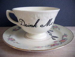 shop-cute:  ‘Drink Me’ Tea Cup/Coffee Cup ย.00
