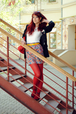 tightsobsession:  Red tights with patterned skirt. 