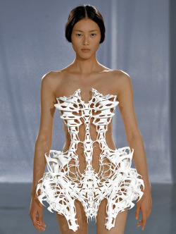 driflloon:liu wen @ iris van herpen fw11  