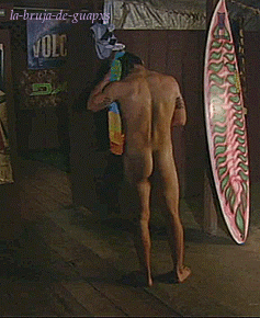 la-bruja-de-guapxs:  Tracy Scoggins plays a witch in the series Dante’s Cove (Episode 2x01) who sucks the youth out of a surfer (Kade Pittman). 