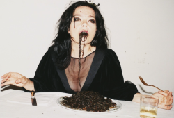 federicokrampack:  Björk eating squid ink pasta / (Juergen Teller, Spaghetti