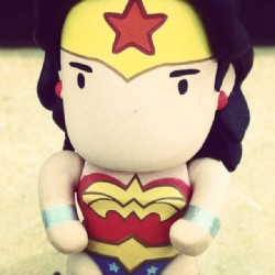 La muñequilla de mi jefa haha @verotavovero #wonderwoman #superhero