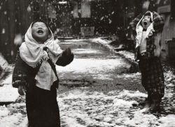 taishou-kun:  Gamou Unosuke Children in the snow, Japan - 1950