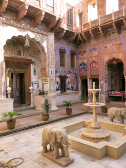 arjuna-vallabha:Haveli courtyard, Rajasthan