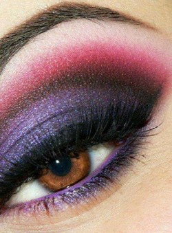 lacosmeticadeelyn:  Jugando con los colores con un maquillaje