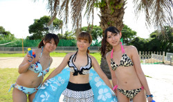 onnaonnaonna:    夏だ水着だ乱交解禁 夏の素人娘