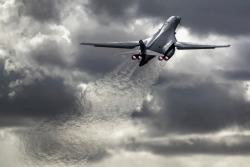 Breathtaking photo of a B-1B Lancer in its jetwash on a steep