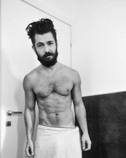 le-masculin:  Follow 🔥 le-masculin 🔥for more hotties !