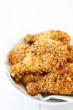 foodffs:  Buttermilk Oven “Fried” Chicken  Really nice recipes.
