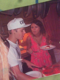 yourgold:  smg-news:  New/Old picture of Selena and Justin together!