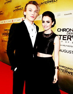 dailyjamiebower:  Jamie and Lily at the City of Bones Premiere
