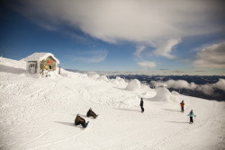 unrar:  Skiers and snowboarders at the Big White Ski Resort,