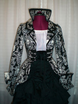 arsenicinshell:  Goth Emo Lolita Pirate skulls blak and white