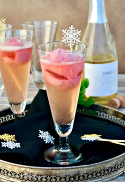 foodffs:  Italian Raspberry Prosecco Cocktail (Sgroppino) Really