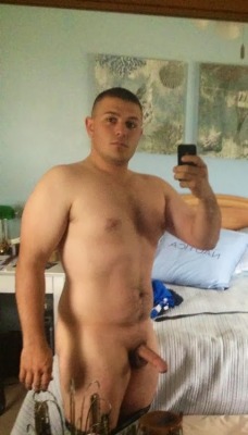 averagedudenextdoor:Horny stocky dude sexting dickpics