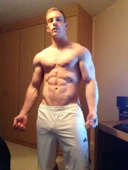 brosfreeballing:  Hot muscle guy with a nice dick outline. 