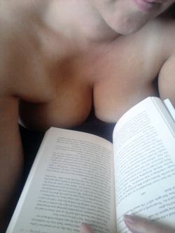 wild1beach:  wetsugar:  Just enjoying a book on National Naked