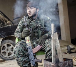 bijikurdistan:  Kurdish YPG Fighter in Kobane