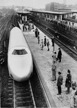indypendent-thinking:  German Bullet Train. Taken June 21, 1931.