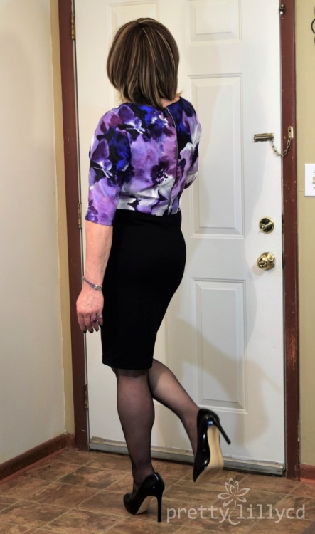 prettylillycd:  More Watercolor Crop Top & Pencil SkirtThank you for all the wonderful comments about this outfit, it has become one of my favorites. This wonderful top pairs so nicely with the high waisted pencil skirt. I cannot stress enough the