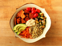 garden-of-vegan:  Vegan lunch bowl - Baked tofu (flavoured with