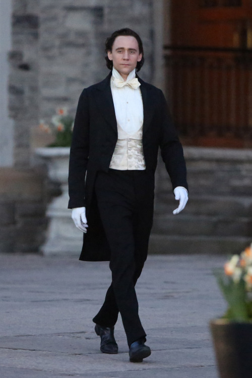 torrilla:  Tom Hiddleston seen filming scenes for Crimson Peak in Toronto on April 23, 2014 [HQ] 