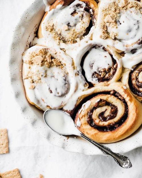 grayskymorning:S’mores Cinnamon Rolls  
