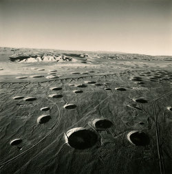 vivipiuomeno1:  Emmet Gowin ph. - Subsidence Craters, Looking
