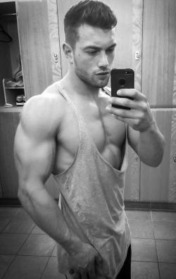 hunkopedia:  Hottest Mirror Selfies On Internet - Part 1 - 2 - 3 - 4Follow Hunk’o’pedia for more hot guys! | Follow my personal blog! Submit your own mirror selfies here!  