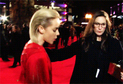loveworth:  Jena Malone cleans a reporter’s glasses at the