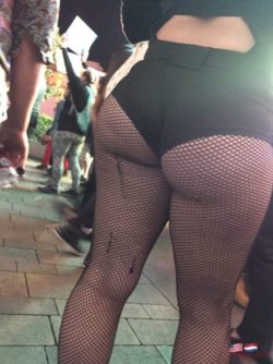 creepshots:  CreepShots of thick and juicy booty by @jason_cashh