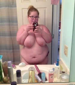 Chubby figure and glasses, and still loves snapping selfies.