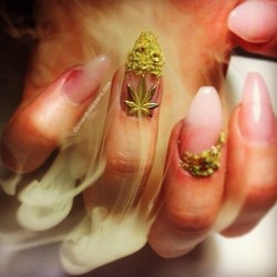 crownthequeens:  I ❤️ Mary Jane. @alleycatnails “Leaves”