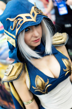 sexycosplaygirlswtf:  cosplayblog:  Ashe from League of Legends