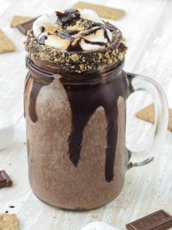 foodishouldnoteat:  Toasted s’mores milkshake  