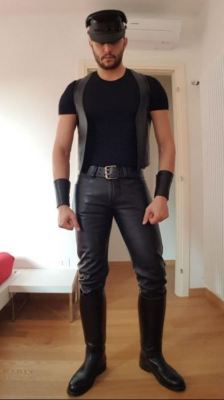 avakrubber: To see more hot guys: http://avakrubber.tumblr.com/archive