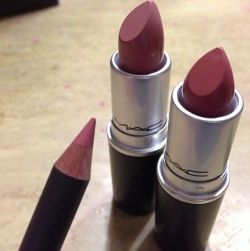 pinkrosesbrowncurls:  classyglamorousluxe:  💄  rosy // luxe