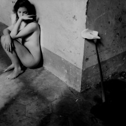 bildwerk:  Francesca Woodman Self Portrait with Lily (I.160/Rome)