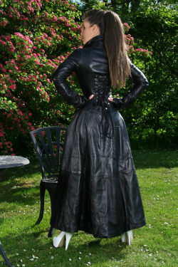 Dominatrix Annabelle - The Leather Goddess