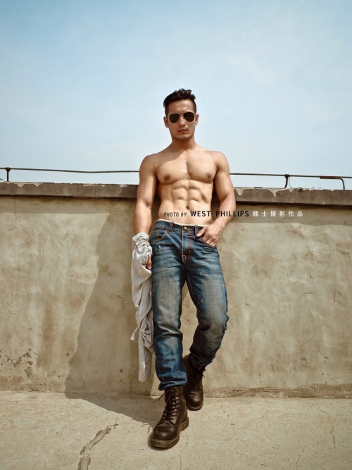 bbbtm13:Fitness Model from China, Leo 陳林鑫, by West Phillips Reblog & follow me for more surprise!  