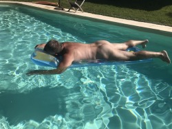 This is the life! https://t.co/bfoQlJHN7Hhttps://twitter.com/nudistbill/status/1026495644876382208?s=19