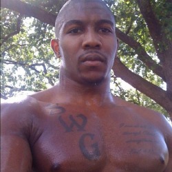 blkbugatti:  hoodsworld:  Chris Gragg  it that tat Means “Sexy